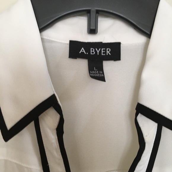 Women’s white with black trim blouse - Picture 5 of 5